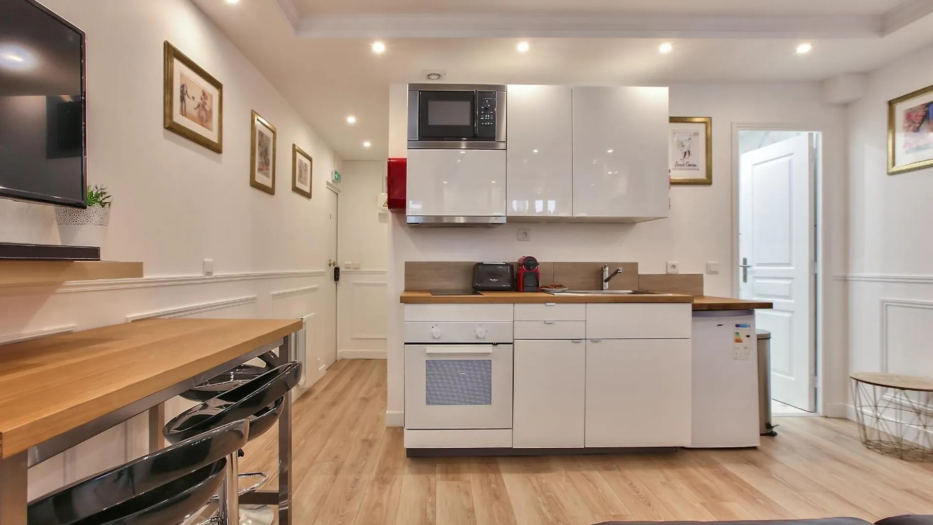 Apartment 65-French Cancan St Denis Paris