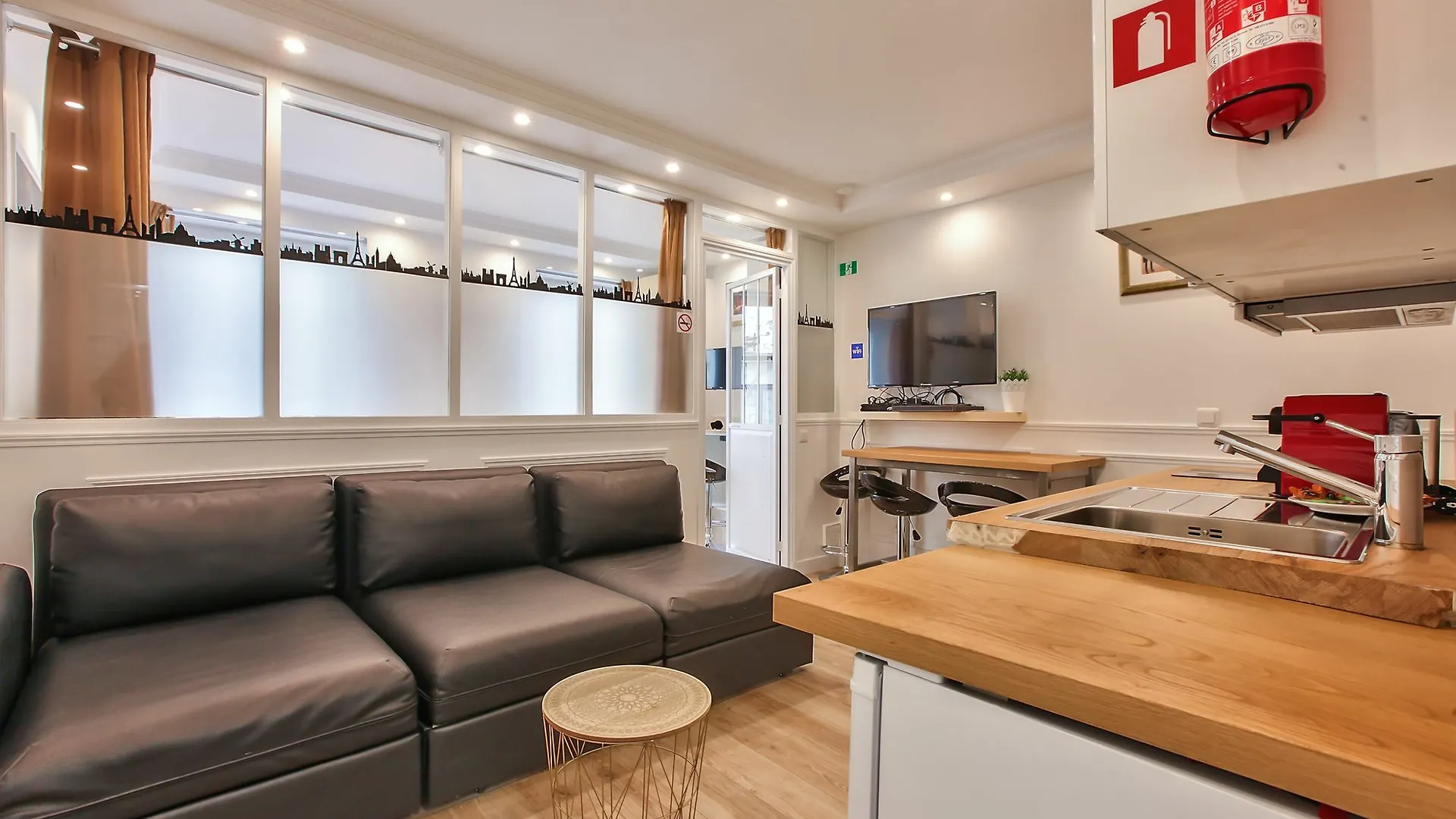 Apartment 65-French Cancan St Denis Paris France